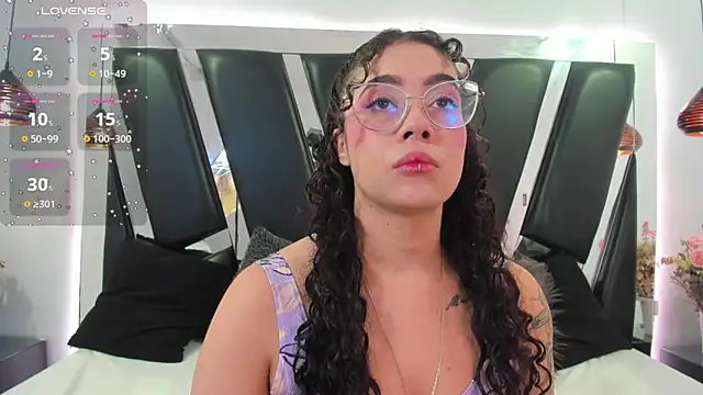 Snapshot of antonelllepiercee chatting on October 1, 11:48 am antonelllepiercee online show from October 1, 11:48 am