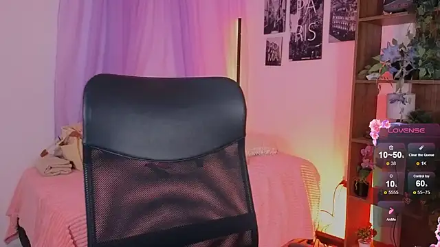 Snapshot of emilyrouxe chatting on October 18, 5:04 pm emilyrouxe online show from October 18, 5:04 pm