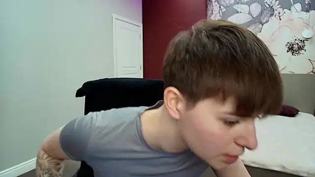 EmiliaYours online show from April 24, 1:58 pm