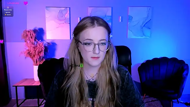 luna berryy online show from March 6, 7:53 pm