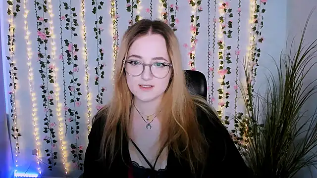 Snapshot of luna_berryy chatting on September 25, 7:45 pm luna berryy online show from September 25, 7:45 pm