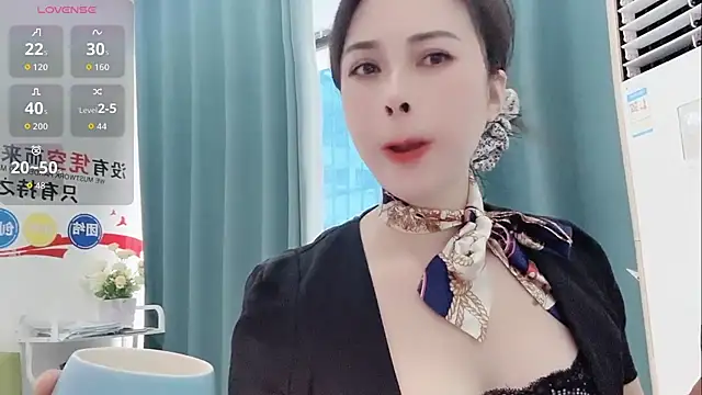 Qwi-V1 online show from October 31, 6:15 am