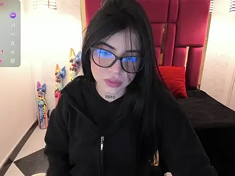 Snapshot of Violet_m chatting on October 14, 1:46 pm Violet m online show from October 14, 1:46 pm