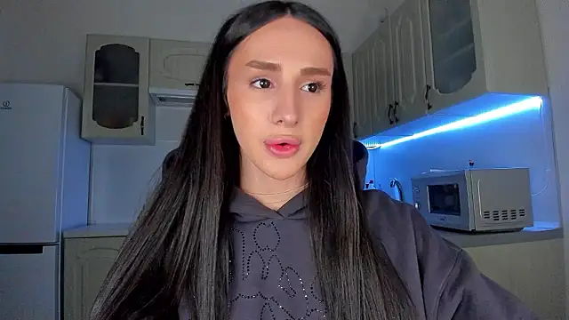 Kim Oberlin  online show from February 4, 8:01 pm