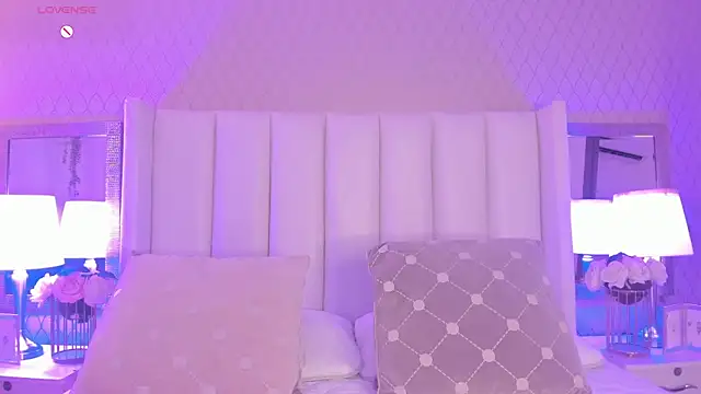 Snapshot of SophiaSmiiths_ chatting on October 10, 8:25 pm SophiaSmiiths online show from October 10, 8:25 pm