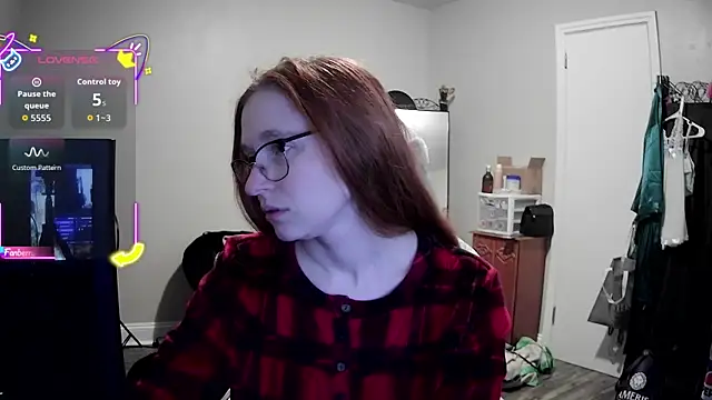 Snapshot of LilyFoxxx chatting on October 8, 3:22 am LilyFoxxx online show from October 8, 3:22 am