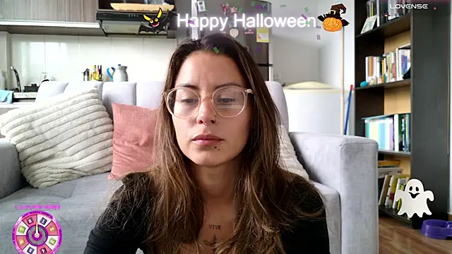 Snapshot of Emmy_petit chatting on October 28, 3:51 pm Emmy petit online show from October 28, 3:51 pm
