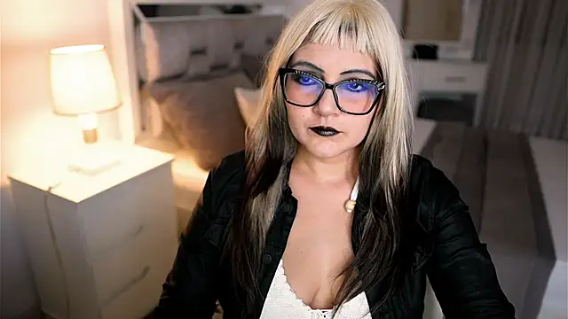 Snapshot of Camilaa_bueno chatting on October 11, 2:05 am Camilaa bueno online show from October 11, 2:05 am