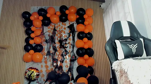 Any topless online show from October 25, 11:18 am