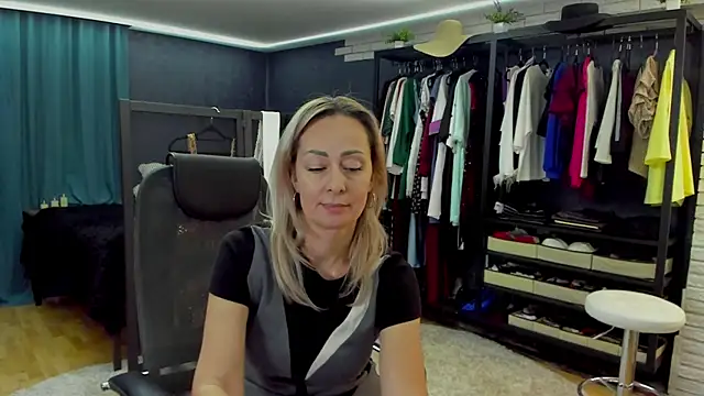 Julia Cherry  online show from February 8, 4:11 pm