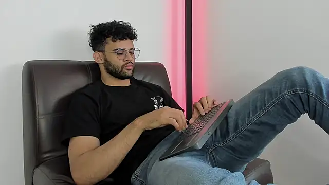 Snapshot of andrewChris_ chatting on September 16, 9:34 pm andrewChris  online show from September 16, 9:34 pm