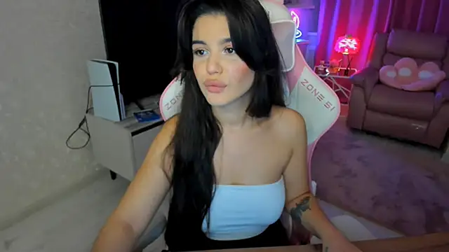 Snapshot of AlluringAriel chatting on October 8, 7:40 pm AlluringAriel online show from October 8, 7:40 pm