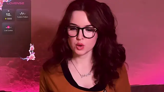 Snapshot of LaurenRossss chatting on October 7, 4:06 am LaurenRossss online show from October 7, 4:06 am