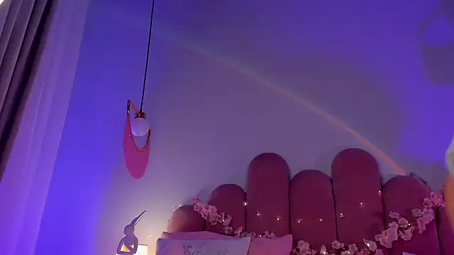 ElsaYoung online show from April 5, 7:35 pm