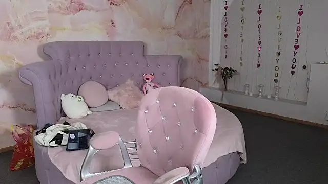 Penelope Pinky online show from September 25, 3:38 am