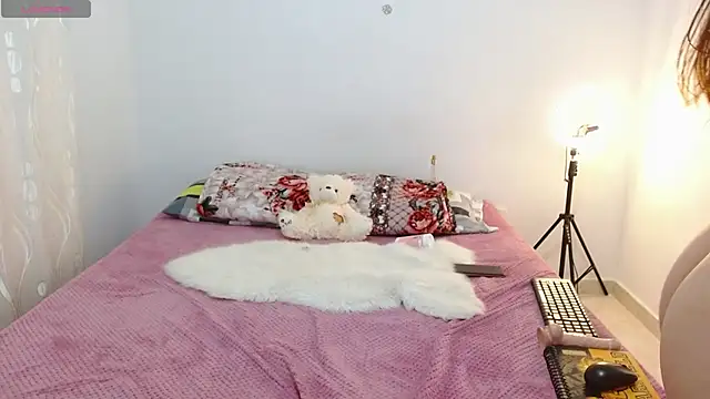 Snapshot of littleshydoll chatting on October 10, 2:49 am littleshydoll online show from October 10, 2:49 am