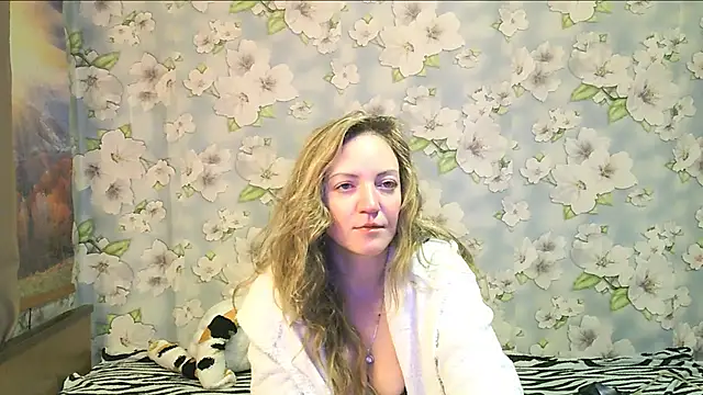 Snapshot of KattyLuuu chatting on September 12, 3:40 am KattyLuuu online show from September 12, 3:40 am