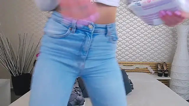 Lia Benini online show from March 2, 1:29 pm