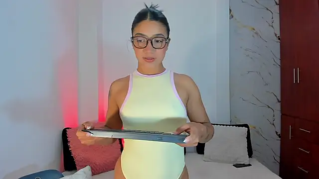 martina roldam online show from June 13, 4:21 am