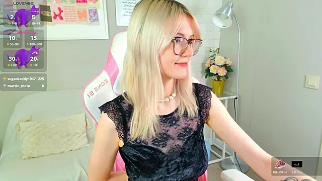 NellieLoyns online show from November 14, 7:03 pm