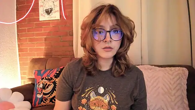 Snapshot of Hazelbrownn2000 chatting on October 17, 11:19 pm Hazelbrownn2000 online show from October 17, 11:19 pm