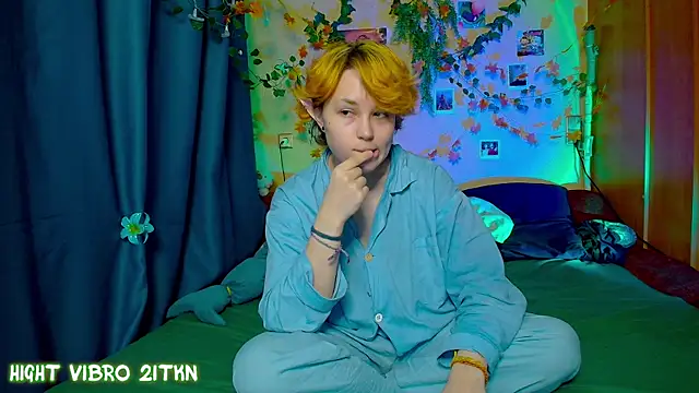 Snapshot of TrickyKitsune chatting on October 15, 10:40 am TrickyKitsune online show from October 15, 10:40 am