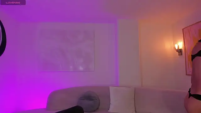 NiaSalvatore online show from April 17, 10:45 pm