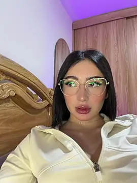 Maddy Jones online show from April 17, 3:30 am