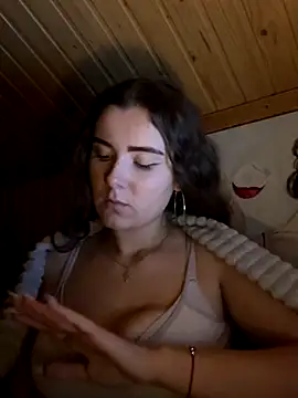 mewKate online show from December 3, 5:15 pm