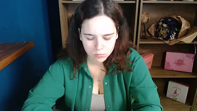 Snapshot of mini_girly chatting on October 12, 10:06 am mini girly online show from October 12, 10:06 am