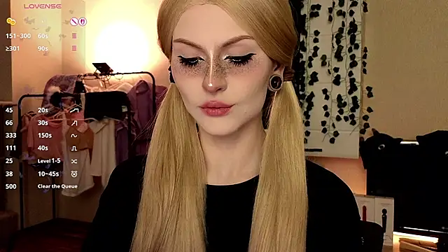 Snapshot of Emily__Mooree chatting on October 19, 9:11 am Emily Mooree online show from October 19, 9:11 am