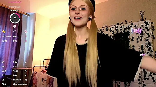 Snapshot of Emily__Mooree chatting on October 4, 7:36 am Emily Mooree online show from October 4, 7:36 am