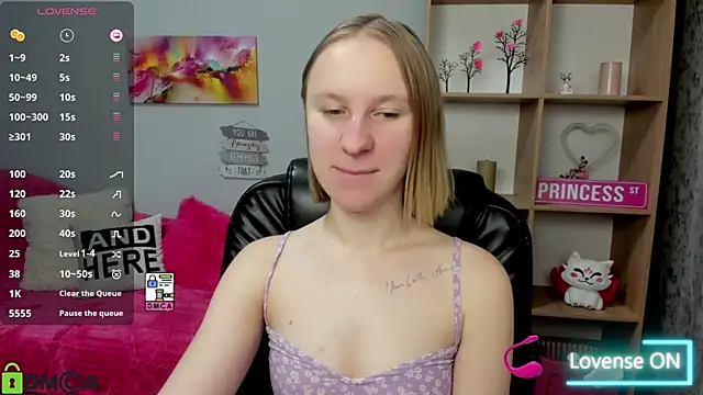 Snapshot of BeautyBlondy chatting on October 15, 6:05 am BeautyBlondy online show from October 15, 6:05 am