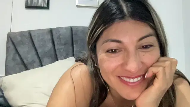 LunaBeya online show from February 22, 2:51 pm