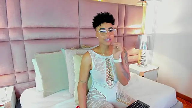 Snapshot of LuciaWallace chatting on September 27, 5:14 am LuciaWallace online show from September 27, 5:14 am