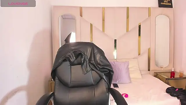 Salmaportman69 online show from March 3, 5:41 pm