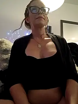 F0xLeigh online show from November 27, 4:32 pm