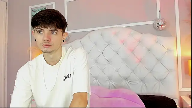 Snapshot of connor_and_angel chatting on October 18, 12:41 pm connor and angel online show from October 18, 12:41 pm