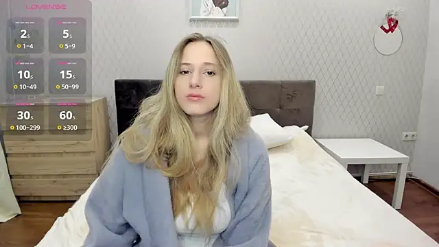 Snapshot of blondyriss chatting on October 10, 7:41 pm blondyriss online show from October 10, 7:41 pm