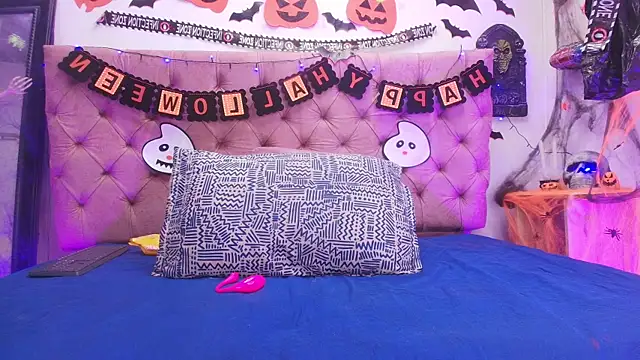 Auroraa miller online show from October 22, 11:59 am