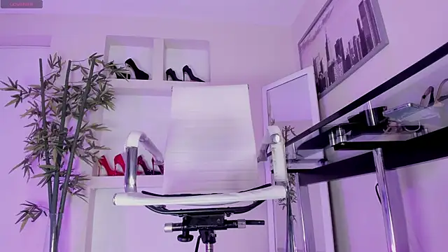 hannah howeell   online show from March 27, 9:54 am