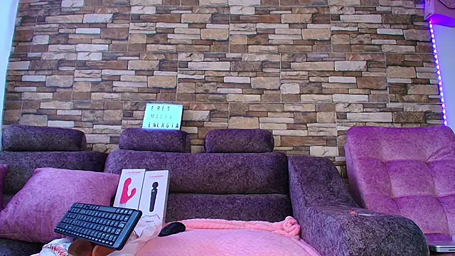 MiaFlamesxxx online show from November 4, 9:20 pm