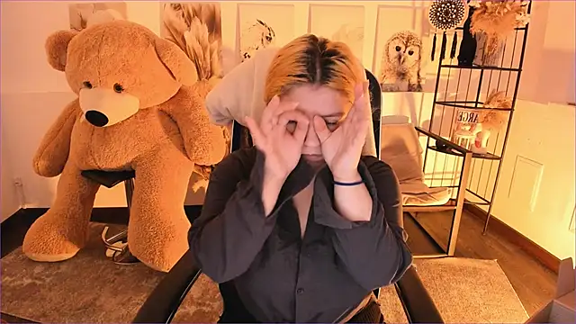 DiaAngell online show from January 6, 7:28 pm