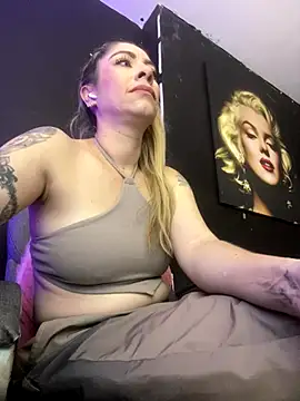 Snapshot of viktoria_davis_ chatting on September 21, 12:42 am viktoria davis online show from September 21, 12:42 am