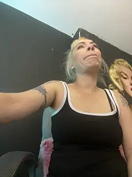 Snapshot of viktoria_davis_ chatting on October 6, 11:31 pm viktoria davis online show from October 6, 11:31 pm
