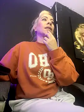 Snapshot of viktoria_davis_ chatting on October 10, 1:32 am viktoria davis online show from October 10, 1:32 am