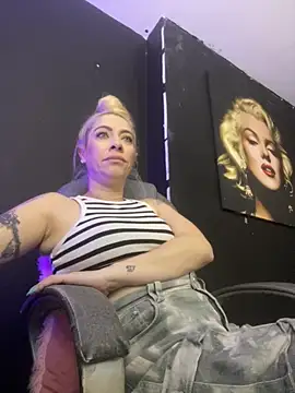 Snapshot of viktoria_davis_ chatting on October 17, 11:52 pm viktoria davis online show from October 17, 11:52 pm