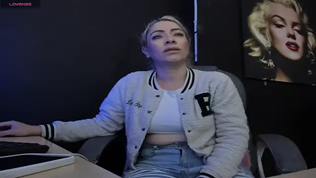 viktoria davis  online show from November 16, 12:45 am