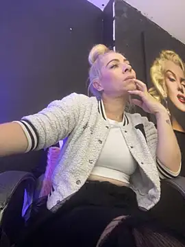 Snapshot of viktoria_davis_ chatting on October 5, 1:32 am viktoria davis online show from October 5, 1:32 am