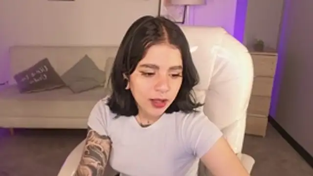 Nicole Foxx  online show from December 5, 8:32 pm